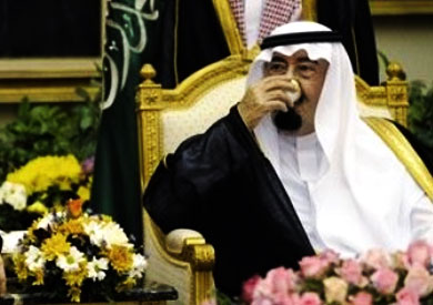 ملك السعودية يحتسي القهوة